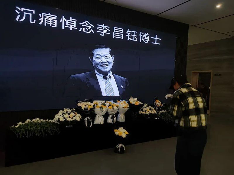  告别传奇：从神探风范到人生导师的温情指引 情感心理