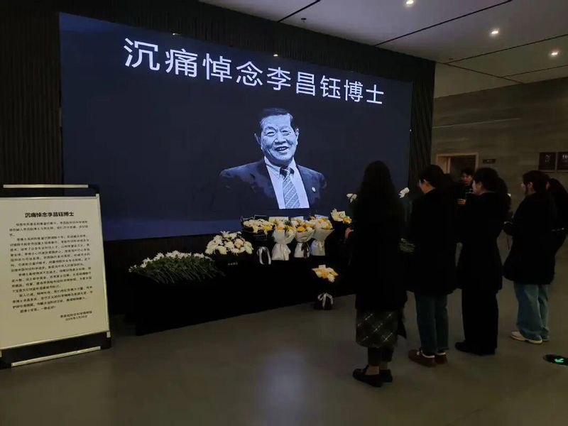  告别传奇：从神探风范到人生导师的温情指引 情感心理