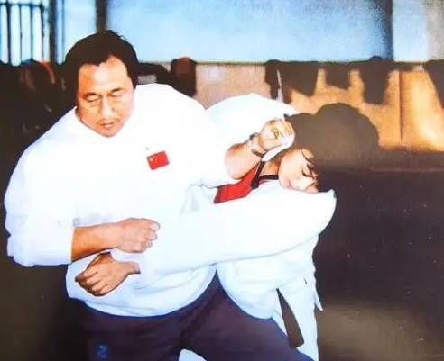  奥运冠军控诉恩师背后：中国体育师徒关系的结构性困境深度剖析 体育新闻